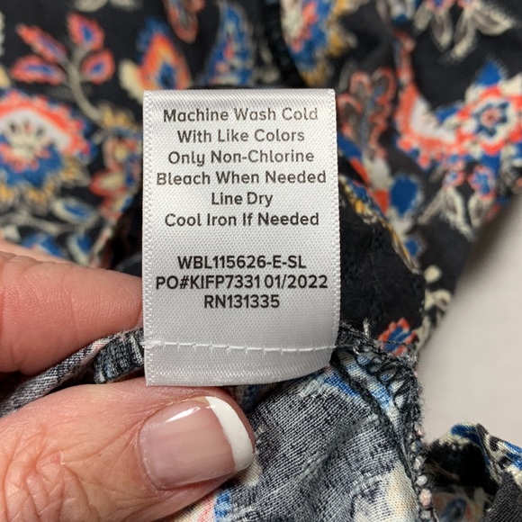 Roan + Ryan Black Floral Paisley V-neck Flutter Sleeve Top - Medium - Picture 9 of 10